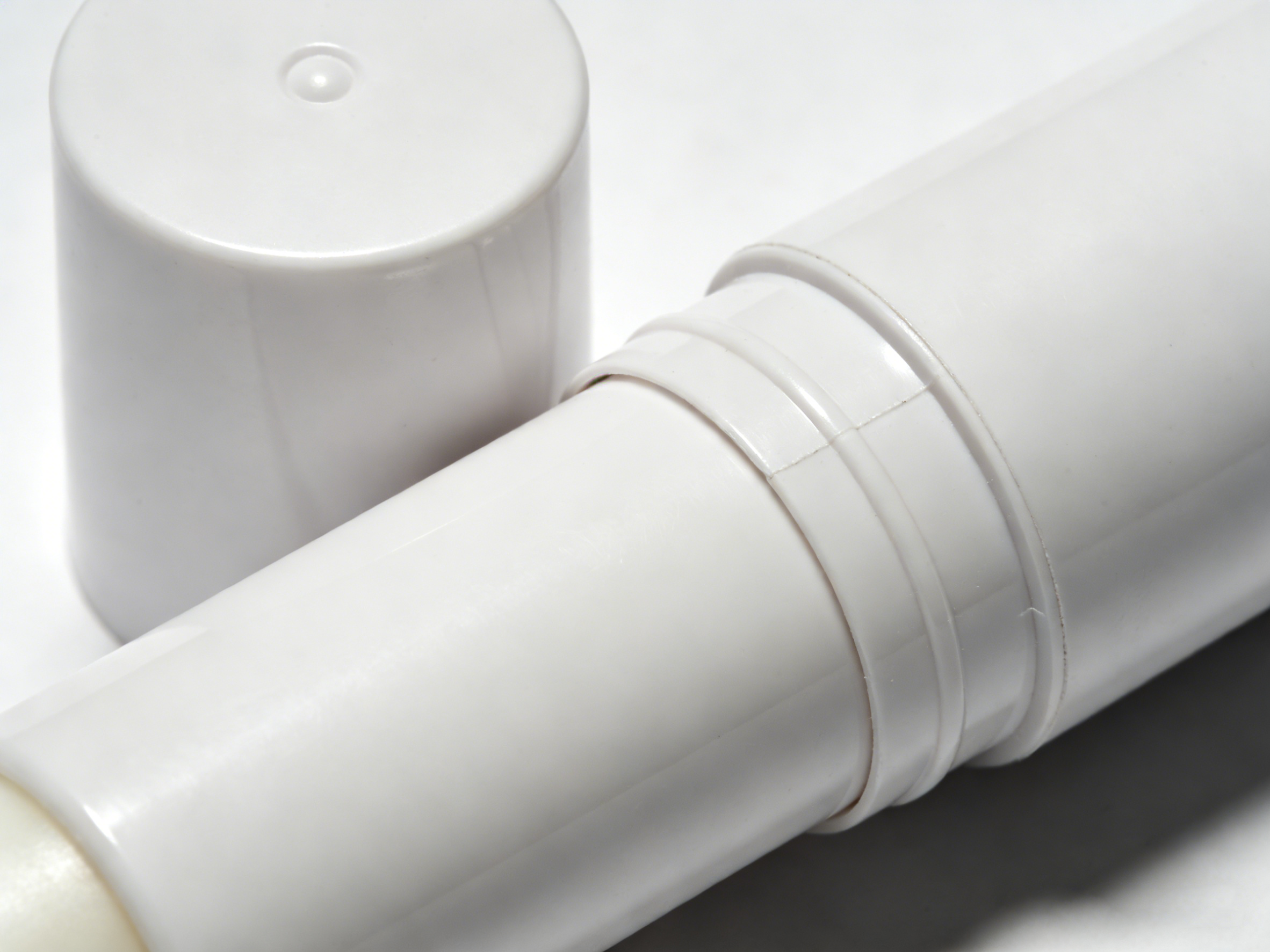 该产品是食品级 ABS 材质，表面高亮抛光，搭配磁吸卡扣设计，开合顺滑且密封性强，有效防止膏体氧化受潮。