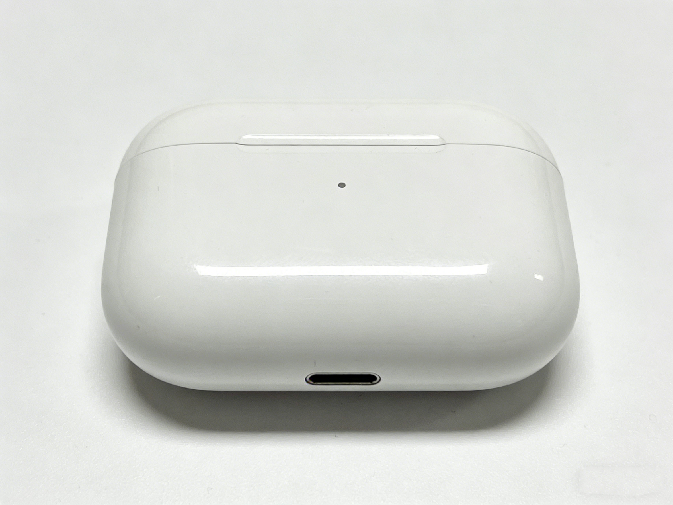 该产品是食品级 ABS 材质注塑而成，表面做哑光磨砂处理，触感细腻，完美贴合充电模组，保障充电稳定性。