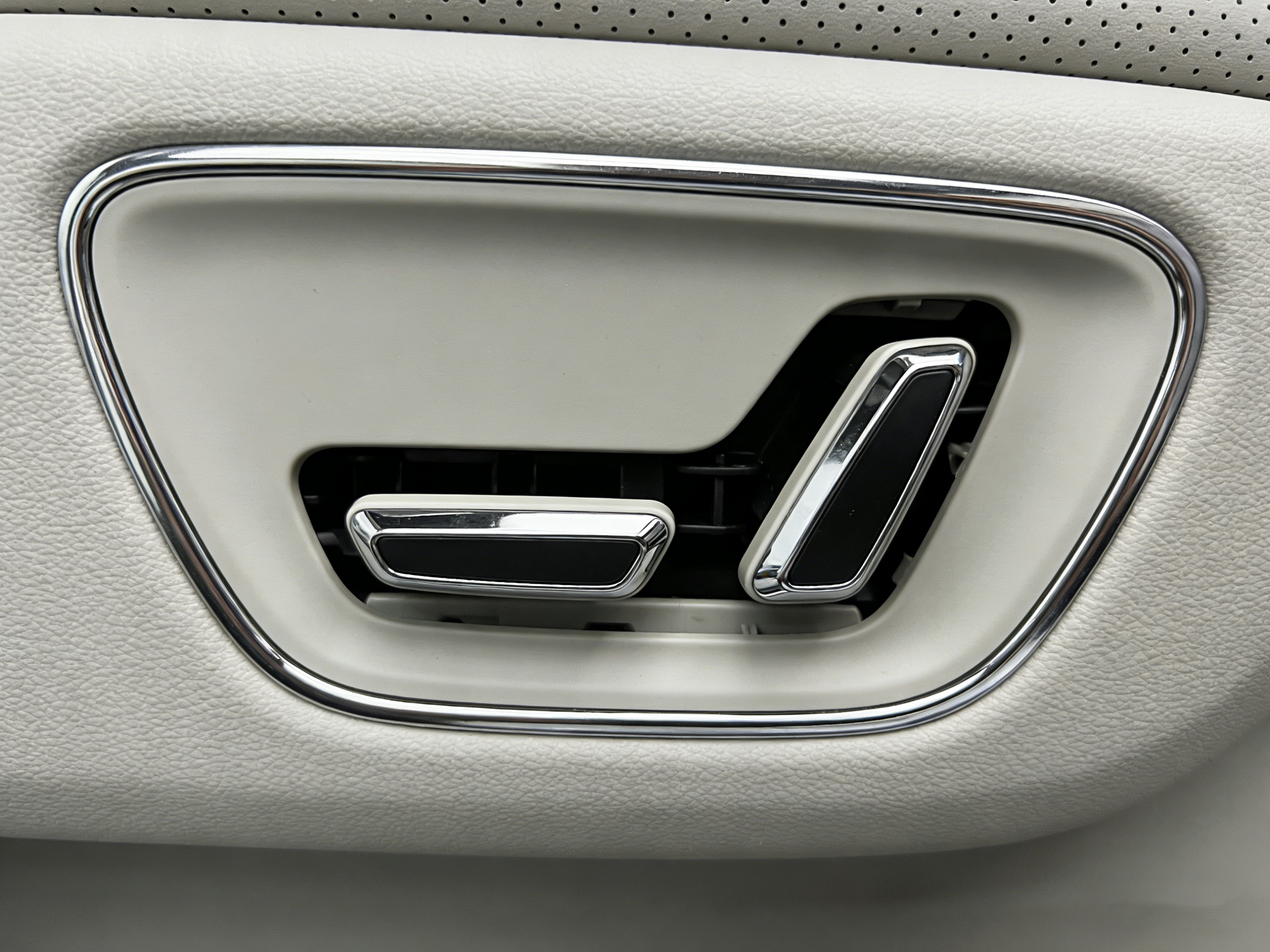 这款产品是PC 材质注塑成型，表面哑光细纹处理，按键行程 0.8mm，触感反馈清晰，适配电动座椅多向调节系统，阻燃等级达 UL94 V0。