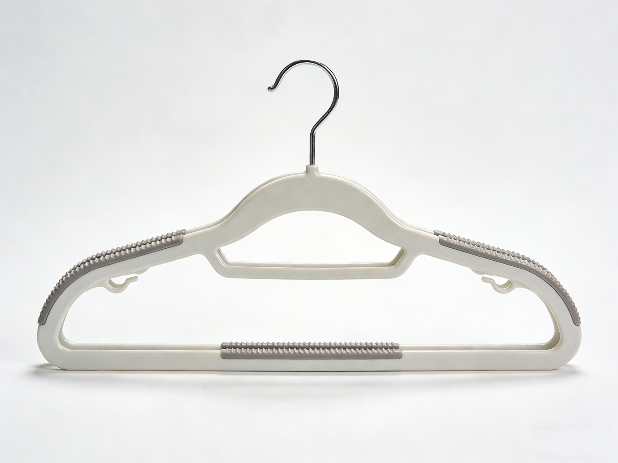 该产品ABS 注塑搭配 TPR 防滑条,加宽肩角不鼓包,可旋转挂钩适配多样衣橱。