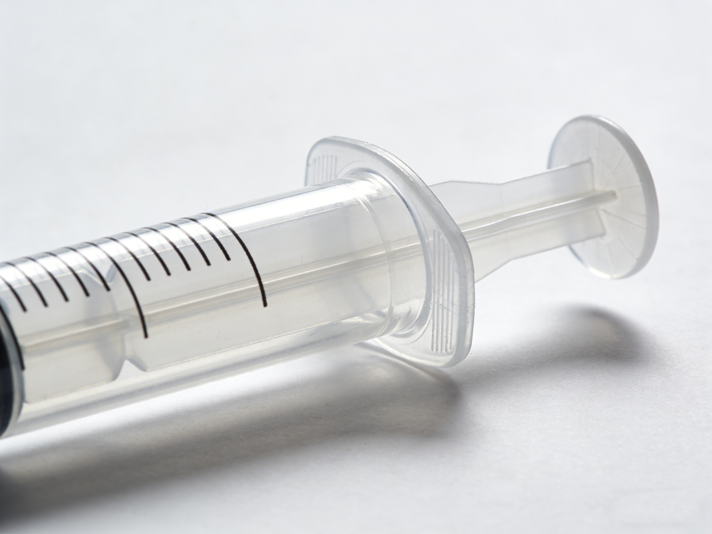 该产品是采用医用级 PP 材质，表面光滑无毛刺，精准匹配针筒内壁，推动顺畅不卡滞，保障药液稳定推送。
