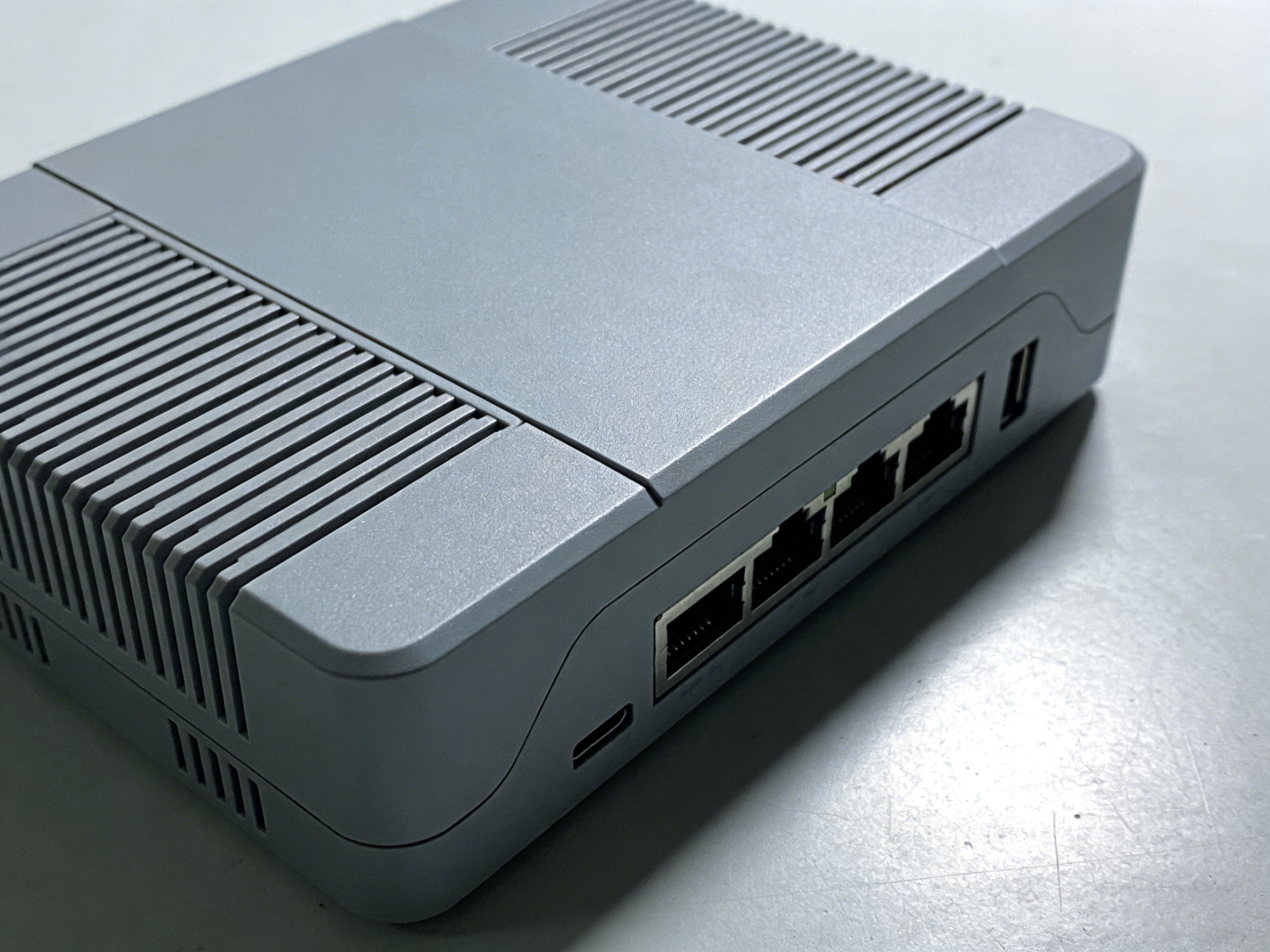 该产品是PC+ABS 合金注塑，V0 级防火阻燃，精准卡扣拼接，适配内置主板布局，散热孔均匀分布保障稳定运行。